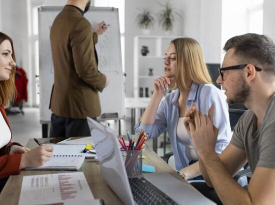 How to Answer “Tell Me About Yourself” Interview Questions (With Sample Answers)